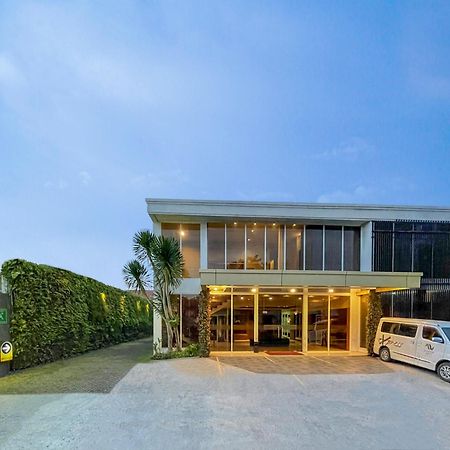 Aveon Express Hotel By Daphna International Джокякарта Екстериор снимка