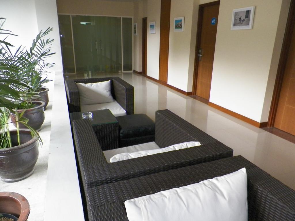 Aveon Express Hotel By Daphna International Джокякарта Екстериор снимка