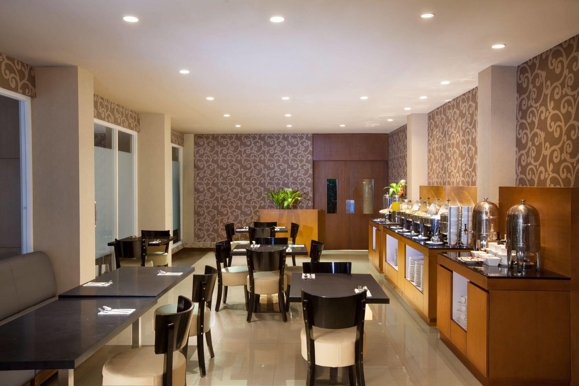 Aveon Express Hotel By Daphna International Джокякарта Екстериор снимка