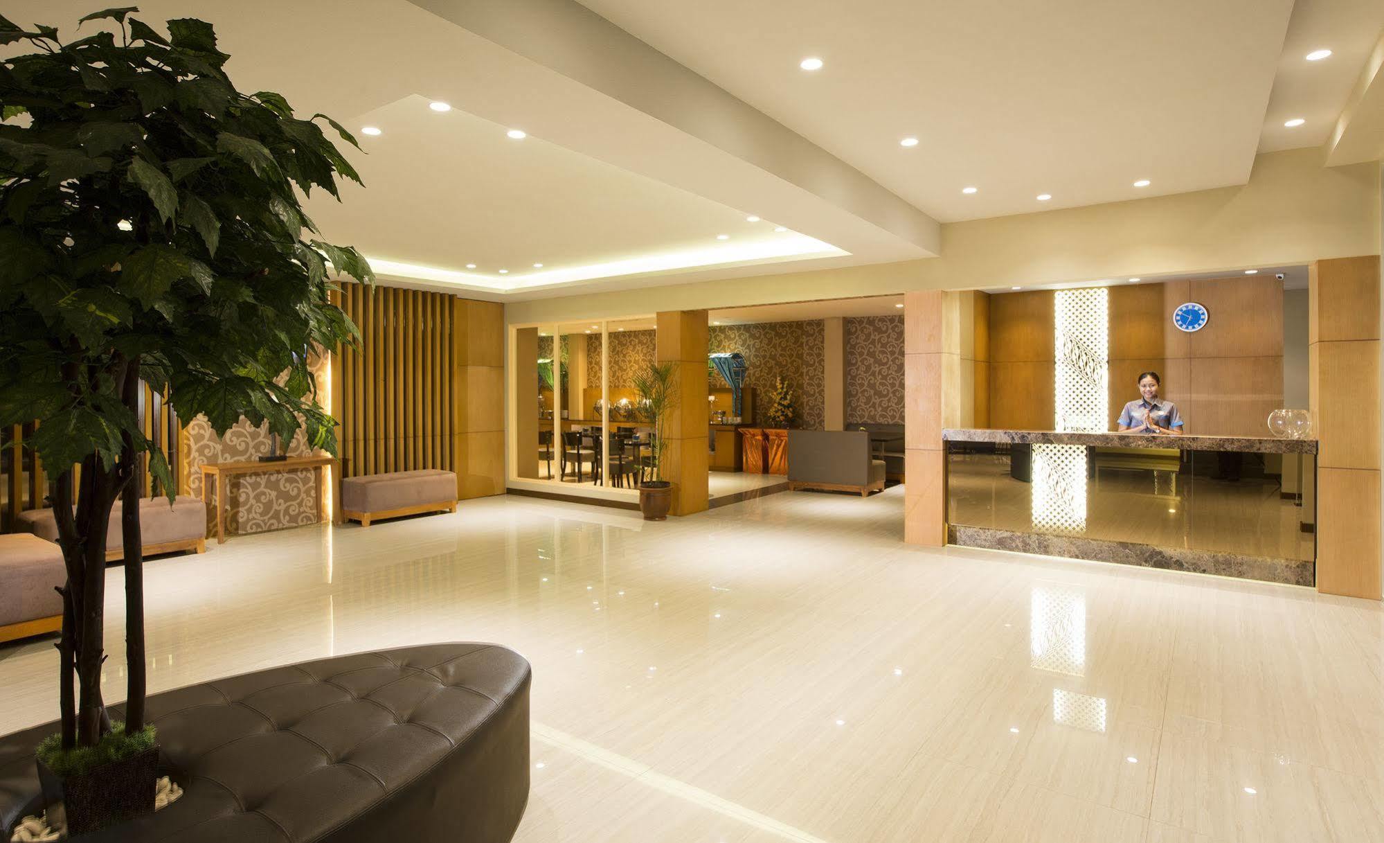 Aveon Express Hotel By Daphna International Джокякарта Екстериор снимка